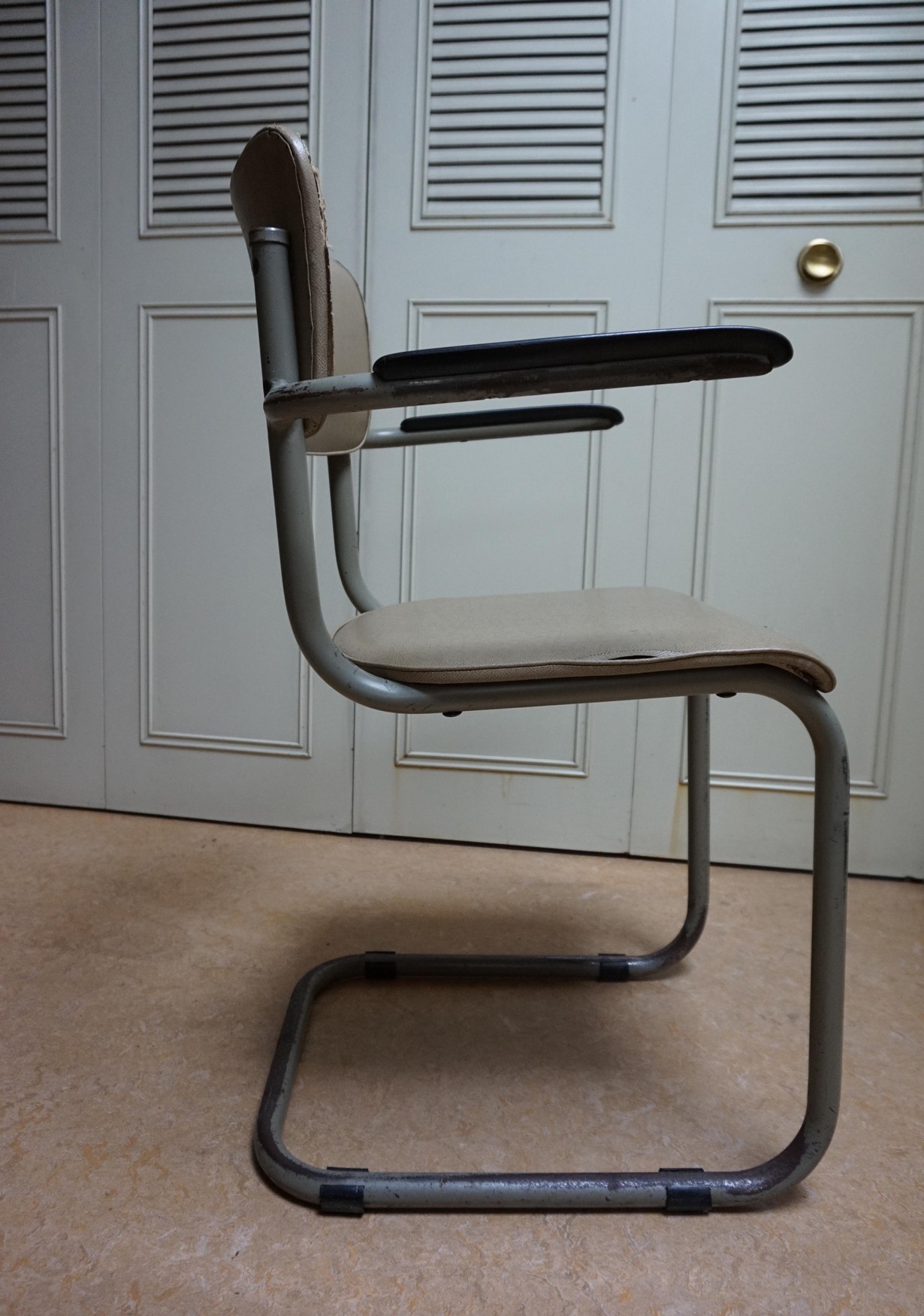 vintage-tubax-schoolstoel-werkstoel-buisframe-zwevende-armstoel-bakeliet-Elsene- floating-tubular-frame-chair 